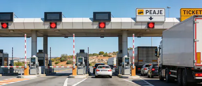 Cabina de peaje en autopista española con vehículos esperando.