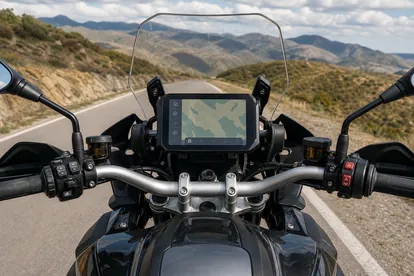 Puesto de conducción de una moto viajera con pantalla TFT y navegador