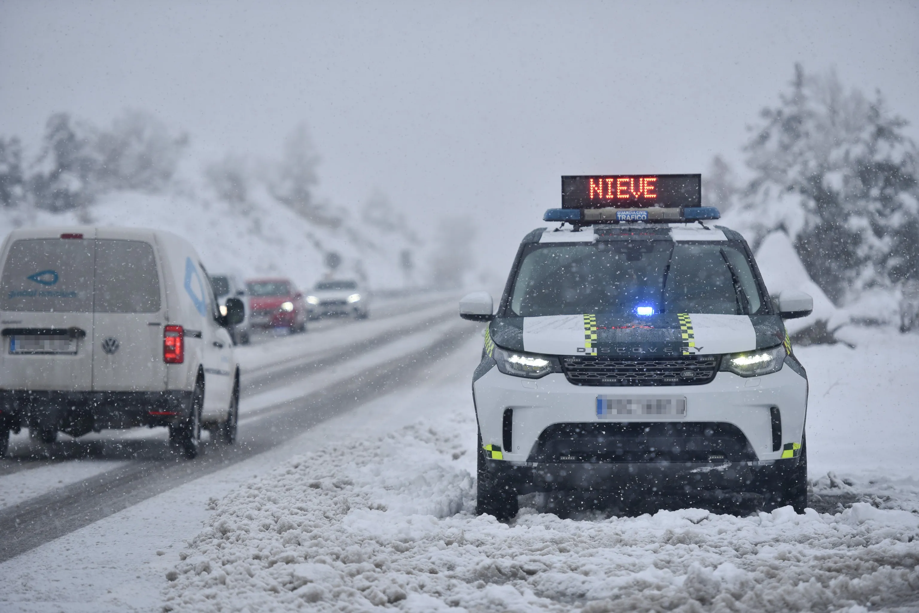 El Invierno Es Tan Duro en Este Sitio que No Quitar la Nieve del Coche Lleva Multa