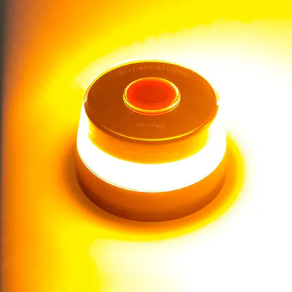 Baliza V-16 conectada con indicador de transmisión de datos activo.