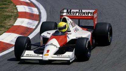 Monoplaza McLaren clásico de la era de Ayrton Senna en Fórmula 1.