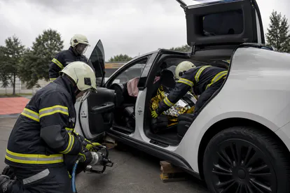 Equipo de emergencias practicando rescate en un vehículo eléctrico de entrenamiento.