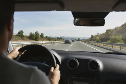 Conducción prudente con distancia de seguridad en una autopista española.