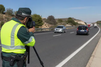 Control preventivo de velocidad realizado por agentes en una autovía.