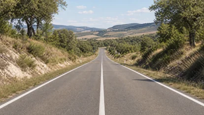 Carretera con línea continua y buena visibilidad antes de una maniobra de adelantamiento.