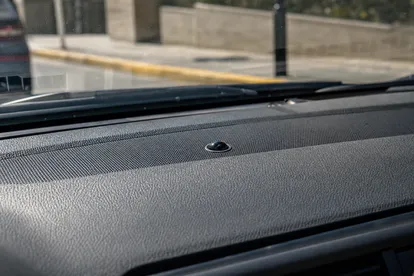 Sensor de radiación solar situado en el salpicadero bajo el parabrisas.
