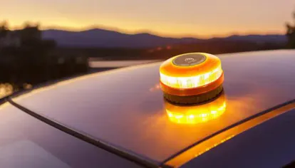 Baliza V-16 encendida mostrando la luz de emergencia naranja.